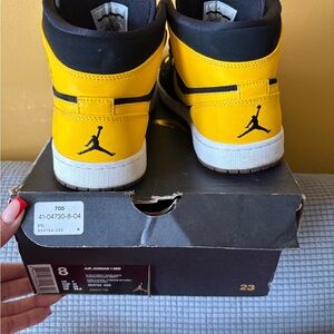 Air Jordan Retro Sneaker